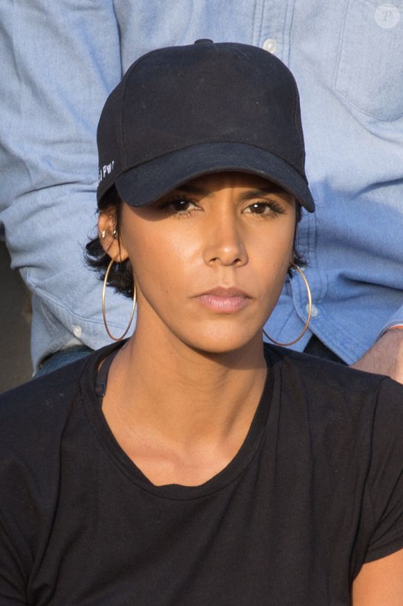 Shy'm regarde son petit ami Benoît Paire jouer dans les tribunes lors des Internationaux de France de tennis à la salle Roland-Garros. Photo Nasser Berzane/ABACAPRESS.COM