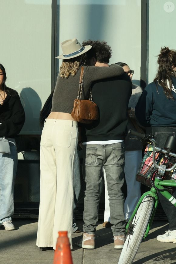 Exclusif - Laeticia Hallyday est allée déjeuner avec son nouveau compagnon Frédéric et ses filles Jade et Joy à Venice le 17 janvier 2025. Agence / Bestimage