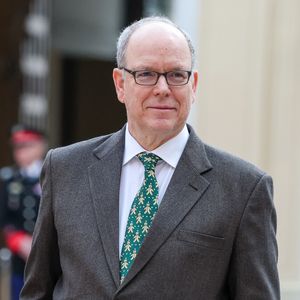 Albert de Monaco aime aller s'y reposer à l’abri des paparazzi et loin de l’extravertie Côte d’Azur

Le prince Albert II de Monaco, la princesse Charlene et leurs enfants la princesse Gabriella et le prince héréditaire Jacques ont accueilli les enfants monégasque pour le traditionnel arbre de Noël du Palais à Monaco, le 17 décembre 2025. La famille princière a assisté à un spectacle dans la cour d'honneur du Palais puis a distribué cadeaux et friandises avec l'aide de la princesse Stéphanie de Monaco, et de ses enfants, Louis Ducruet et Camille Gottlieb. © Claudia Albuquerque/Bestimage