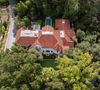 La maison offre une vue imprenable sur les collines d’Hollywood et l’Observatoire Griffith, et abrite également des armes centenaires et de vastes pelouse vallonées.

Los Feliz, CA La star Angelina Jolie met en vente sa propriété emblématique de Los Angeles pour un million, alors que des rumeurs circulent sur son départ définitif des Etats-Unis. La maison comprend 6 chambres à coucher, 10 salles de bains et 1 000 mètres carrés d'espace habitable.

Photo : Backgrid USA / Bestimage