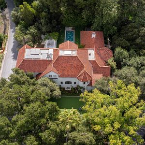 La maison offre une vue imprenable sur les collines d’Hollywood et l’Observatoire Griffith, et abrite également des armes centenaires et de vastes pelouse vallonées.

Los Feliz, CA La star Angelina Jolie met en vente sa propriété emblématique de Los Angeles pour un million, alors que des rumeurs circulent sur son départ définitif des Etats-Unis. La maison comprend 6 chambres à coucher, 10 salles de bains et 1 000 mètres carrés d'espace habitable.

Photo : Backgrid USA / Bestimage
