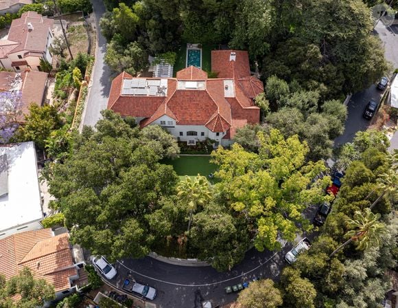 La maison offre une vue imprenable sur les collines d’Hollywood et l’Observatoire Griffith, et abrite également des armes centenaires et de vastes pelouse vallonées.

Los Feliz, CA La star Angelina Jolie met en vente sa propriété emblématique de Los Angeles pour un million, alors que des rumeurs circulent sur son départ définitif des Etats-Unis. La maison comprend 6 chambres à coucher, 10 salles de bains et 1 000 mètres carrés d'espace habitable.

Photo : Backgrid USA / Bestimage