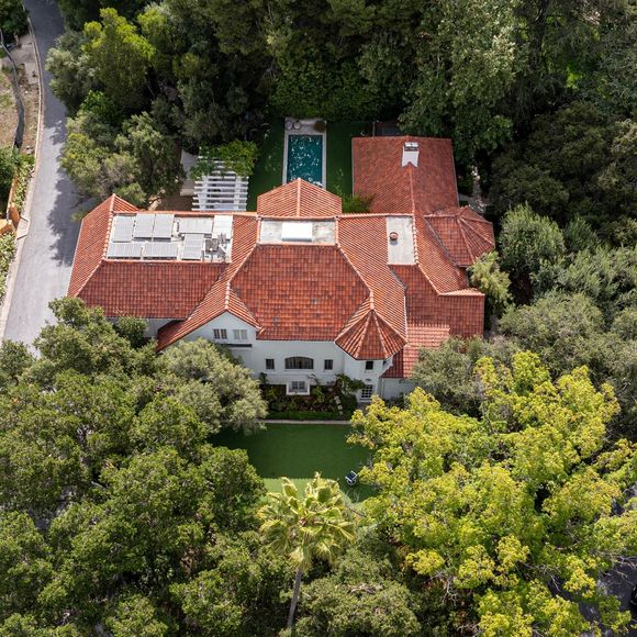 La maison offre une vue imprenable sur les collines d’Hollywood et l’Observatoire Griffith, et abrite également des armes centenaires et de vastes pelouse vallonées.

Los Feliz, CA La star Angelina Jolie met en vente sa propriété emblématique de Los Angeles pour un million, alors que des rumeurs circulent sur son départ définitif des Etats-Unis. La maison comprend 6 chambres à coucher, 10 salles de bains et 1 000 mètres carrés d'espace habitable.

Photo : Backgrid USA / Bestimage