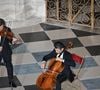 Renaud Capuçon souligne les différences sonores et techniques entre ces deux instruments, qu’il compare à deux grands crus aux personnalités distinctes. 

Le violoniste français Renaud Capucon et son frère le violoncelliste français Gautier Capucon lors de la cérémonie officielle de réouverture de la cathédrale Notre-Dame de Paris, France, le 7 décembre 2024, après plus de cinq ans de travaux de reconstruction suite à l'incendie d'avril 2019. © Eliot Blondet/Pool/Bestimage