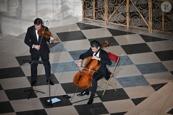 Renaud Capuçon souligne les différences sonores et techniques entre ces deux instruments, qu’il compare à deux grands crus aux personnalités distinctes. 

Le violoniste français Renaud Capucon et son frère le violoncelliste français Gautier Capucon lors de la cérémonie officielle de réouverture de la cathédrale Notre-Dame de Paris, France, le 7 décembre 2024, après plus de cinq ans de travaux de reconstruction suite à l'incendie d'avril 2019. © Eliot Blondet/Pool/Bestimage