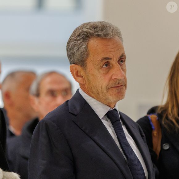 Pour marquer le coup, il a tenu un “pot de départ” intime. Une quinzaine de proches étaient présents, selon les informations de Closer.

25 septembre 2025, Saint-Ouen, Paris, France : Nicolas Sarkozy au tribunal de Paris pour le procès Sarkozy-Kadhafi. 

(Crédit photo : © Sadak Souici/ZUMA Press Wire / Bestimage)