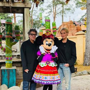 Adriana Karembeu, Marc Lavoine et Nina ont passé une journée à Disneyland Paris.