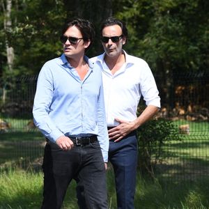 Anthony Delon et son demi-frère Alain-Fabien découvrent les hommages devant les grilles de la propriété de Douchy, quelques heures avant les obsèques de leur père, A.Delon, le 24 août 2024. @Agence / Bestimage