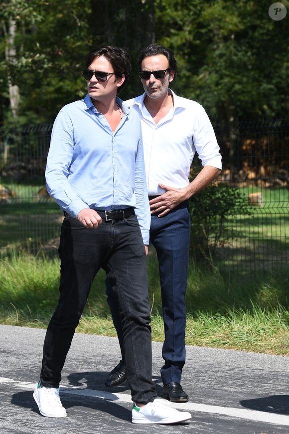 Anthony Delon et son demi-frère Alain-Fabien découvrent les hommages devant les grilles de la propriété de Douchy, quelques heures avant les obsèques de leur père, A.Delon, le 24 août 2024. @Agence / Bestimage