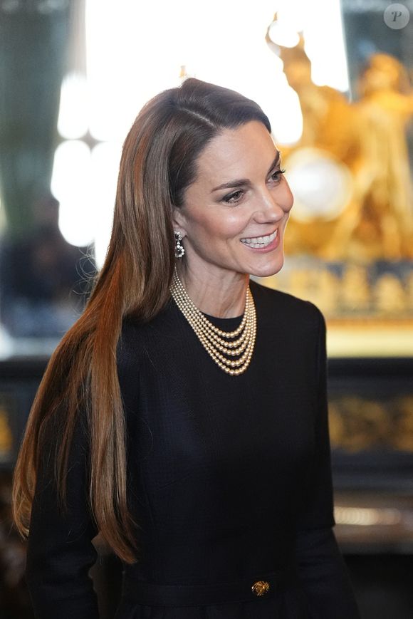 La princesse de Galles (Catherine "Kate" Middleton, princesse de Galles) regarde des pièces de la collection royale dans le salon vert du château de Windsor (Berkshire), le premier jour de la visite d'État au Royaume-Uni du président de la République fédérale d'Allemagne. Date de la photo : mercredi 3 décembre 2025.  
© PA Photo/ Bestimage