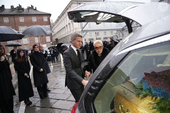 Depuis la mort de son père Victor Emmanuel de Savoie en février dernier, Emmanuel-Philibert de Savoie est devenu duc de Savoie

La princesse Luisa de Savoie, La princesse Clotilde Courau de Savoie, Le prince Emmanuel-Philibert de Savoie, Marina Ricolfi Doria - Les funérailles du prince Victor Emmanuel de Savoie, fils du dernier roi d'Italie, en la cathédrale Saint-Jean-Baptiste de Turin, le 10 février 2004.