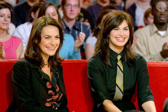 L'actrice et chanteuse française Lio (G) et sa soeur, l'actrice et chanteuse Helena Noguera, lors de l'enregistrement de l'émission de Michel Drucker 'Vivement Dimanche' pour la chaîne de télévision France 2 au Studio Gabriel à Paris, France, le 20 octobre 2004. Photo par Jean-Jacques Datchary/ABACA.