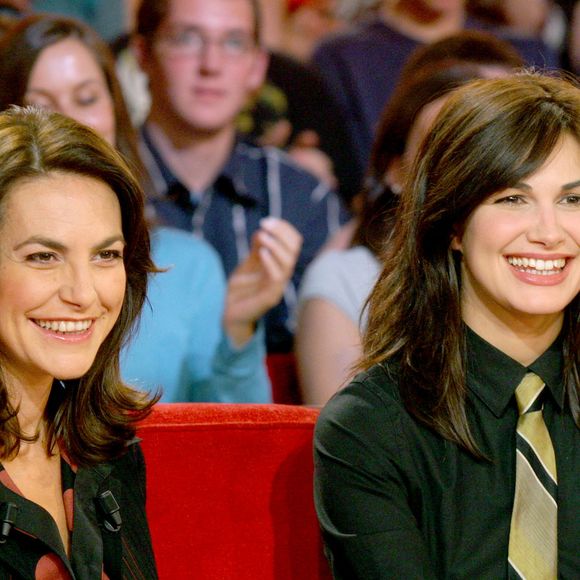 L'actrice et chanteuse française Lio (G) et sa soeur, l'actrice et chanteuse Helena Noguera, lors de l'enregistrement de l'émission de Michel Drucker 'Vivement Dimanche' pour la chaîne de télévision France 2 au Studio Gabriel à Paris, France, le 20 octobre 2004. Photo par Jean-Jacques Datchary/ABACA.