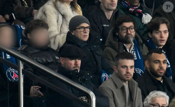 Une déception qui se lit d'ailleurs sur le visage de l'acteur et des autres supporters autour...

Guillaume Canet et son fils Marcel dans les tribunes du match de Ligue des Champions entre le Paris Saint-Germain (PSG) contre Newcastle (1-1) au Parc des Princes à Paris le 28 janvier 2026. © Lionel Urman/PsnewZ/Bestimage
