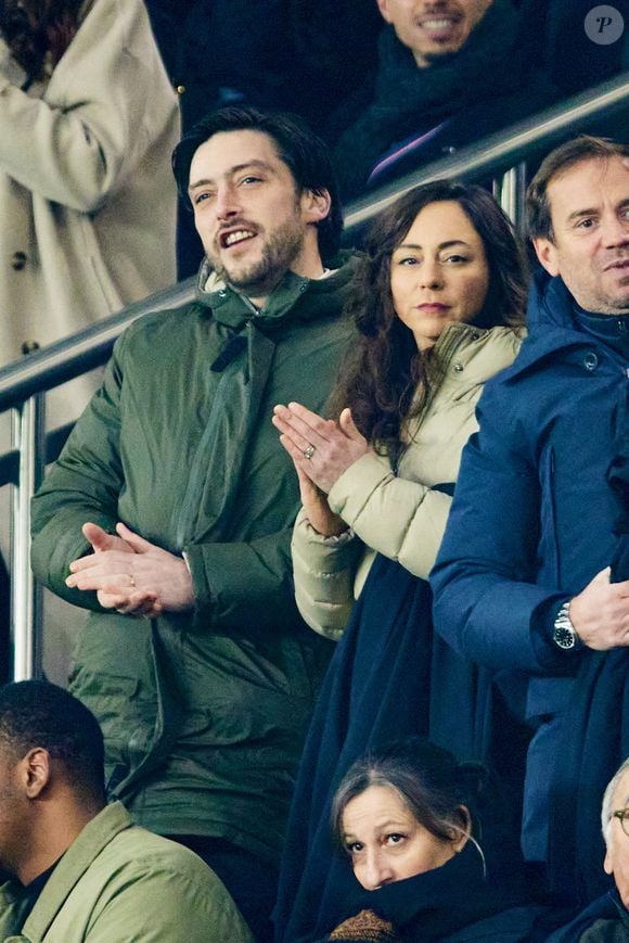Directeur de la Délicatisserie, une pâtisserie en ligne que la chef a ouverte il y a quelques années, il est aussi le papa de deux filles avec Nina.

Nina Métayer en tribune lors du match de football en ligue 1 McDonald Paris-SG contre Saint-Etienne au Parc des Princes le 12 janvier 2025. Le Paris SG remporte le match 2 - 1. @AGENCE / BESTIMAGE