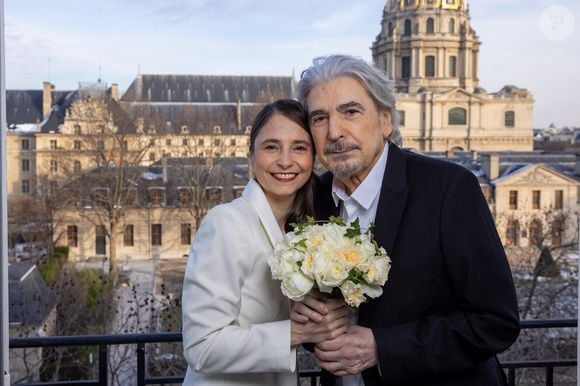 Info du 4 septembre - Mariage religieux pour Serge Lama et Luana - Exclusif - Prix Special - no web - No blog - Les mariés posent dans leur appartement du VII eme arrondissement  avant la cérémonie - Mariage de Serge Lama et Luana Santonino à la mairie du 7ème arrondissement de Paris. Rachida Dati, Maire du 7ème a célébré
 le mariage.
Paris, le 11 février 2021.
© Cyril Moreau/Bestimage