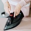Adieu au calcaire et aux traces noires : cette méthode simple, sans javel ni éponge, nettoie votre fer à repasser en quelques minutes