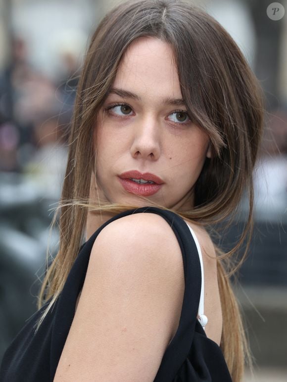 Elle s’est fait connaître grâce à son rôle dans Le Consentement de Vanessa Filho, sorti en 2023.

Kim Higelin aux arrivées au défilé Miu Miu Mode Féminine Prêt-À-Porter Automne/Hiver 2025-2026 lors de la Fashion Week de Paris (PFW) au Conseil économique et social Palais de Iéna, à Paris, France, le 11 mars 2025. © Denis Guignebourg/Bestimage