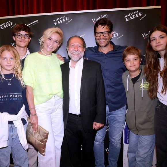 Une décision bien difficile à assumer pour cette maman de quatre enfants.

Elodie Gossuin son mari Bertrand  avec leurs quatre enfants et Jean Pierre Hadida lors de la représentation du spectacle "Josephine Baker – Le Musical" à Bobino, Paris le 6 juin 2025.

© Cédric Perrin / Bestimage