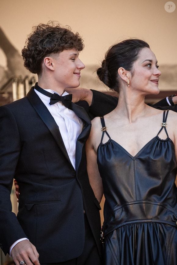 Marcel Canet et sa mère Marion Cotillard - Montée des marches du film " Karma " lors du 79ème Festival International du Film de Cannes, le 15 mai 2026. © Jacovides-Moreau / Bestimage
