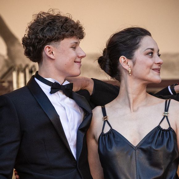 Marcel Canet et sa mère Marion Cotillard - Montée des marches du film " Karma " lors du 79ème Festival International du Film de Cannes, le 15 mai 2026. © Jacovides-Moreau / Bestimage