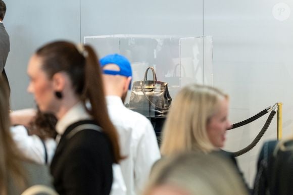 Le tout premier sac Hermès Birkin, conçu pour Jane Birkin en 1985, a été vendu aux enchères pour 8,58 millions d'euros chez Sotheby's Paris, lors de la vente aux enchères "Fashion Icons" à Paris, France, le 10 juillet 2025. © Jonathan Jacob/Bestimage