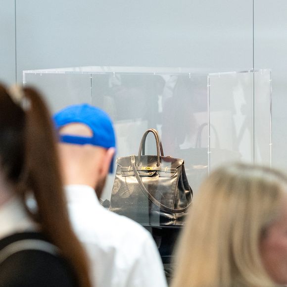 Le tout premier sac Hermès Birkin, conçu pour Jane Birkin en 1985, a été vendu aux enchères pour 8,58 millions d'euros chez Sotheby's Paris, lors de la vente aux enchères "Fashion Icons" à Paris, France, le 10 juillet 2025. © Jonathan Jacob/Bestimage