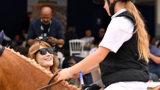 Giulia Sarkozy impressionne à seulement 13 ans  : jeune cavalière en compétition à Paris, sa mère Carla Bruni si fière !