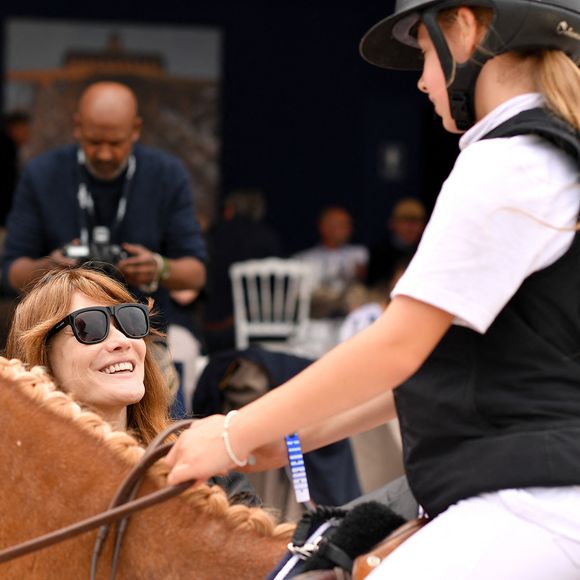Giulia Sarkozy n’a que 13 ans, 

Carla Bruni Sarkozy et sa fille Giulia - N.Sarkozy et sa femme C.Bruni viennent soutenir leur fille G.Sarkozy pendant l’épreuve Kids Cup L’Envol lors de la 10ème édition du "Longines Paris Eiffel Jumping" à la Plaine de Jeux de Bagatelle à Paris, France. 

© Perusseau-Veeren/Bestimage