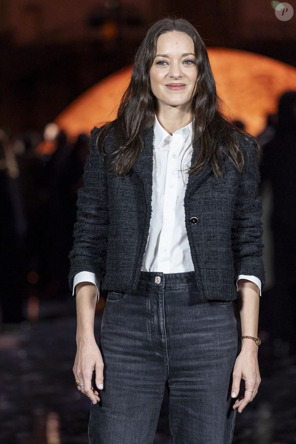 Au micro de la créatrice de contenus Sally, Marion Cotillard a salué cette représentation de corps différents dans la mode.

Marion Cotillard au Défilé de mode Chanel Collection Printemps-Été 2026 dans le cadre de la Fashion Week de Paris, France, le 6 octobre 2025.
 
© Olivier Borde / Bestimage