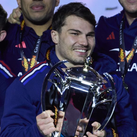 Antoine Dupont avec le trophée du tournoi des Six Nations - La France domine l'Ecosse (35-16) et remporte le Tournoi des 6 Nations au Stade de France à Saint-Denis, Seine Saint-Denis, France, le 15 mars 2025. © Cyril Moreau/Bestimage