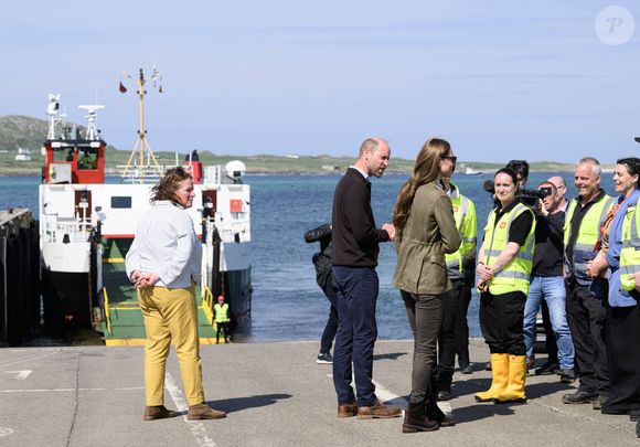 Le prince William et Kate Middleton, connus sous le nom de duc et duchesse de Rothesay lorsqu'ils sont en Écosse, rencontrent les responsables du service public de ferry ainsi que les membres de la communauté qui l'utilisent avant de prendre le ferry pour traverser l'eau jusqu'à l'île d'Iona, le dernier jour de la visite royale sur l'île de Mull, au Royaume-Uni, le 30 avril 2025. Photo par Doug Peters/EMPICS Entertainment/PA Wire/ABACAPRESS.COM