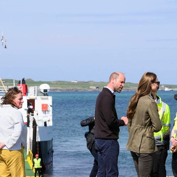 Le prince William et Kate Middleton, connus sous le nom de duc et duchesse de Rothesay lorsqu'ils sont en Écosse, rencontrent les responsables du service public de ferry ainsi que les membres de la communauté qui l'utilisent avant de prendre le ferry pour traverser l'eau jusqu'à l'île d'Iona, le dernier jour de la visite royale sur l'île de Mull, au Royaume-Uni, le 30 avril 2025. Photo par Doug Peters/EMPICS Entertainment/PA Wire/ABACAPRESS.COM