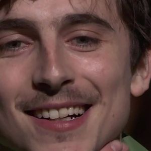 Mais ce que l'on sait moins, c'est que lorsque les caméras sont éteintes, ce n'est pas vraiment à Los Angeles que Timothée Chalamet recharge ses batteries avant son prochain film... Mais à près de 10.000 kilomètres de là, de l'autre côté de l'Atlantique !

Timothée Chalamet au "Saturday Night Live", le 25 janvier 2025.