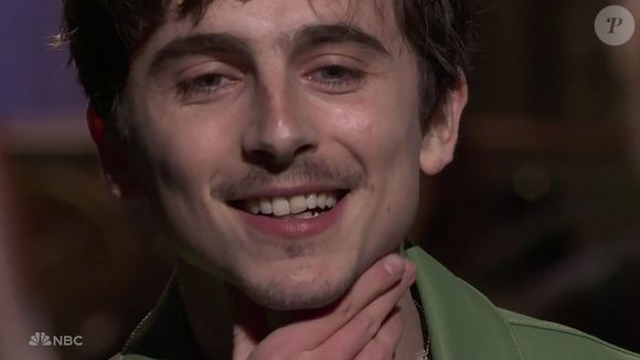 Mais ce que l'on sait moins, c'est que lorsque les caméras sont éteintes, ce n'est pas vraiment à Los Angeles que Timothée Chalamet recharge ses batteries avant son prochain film... Mais à près de 10.000 kilomètres de là, de l'autre côté de l'Atlantique !

Timothée Chalamet au "Saturday Night Live", le 25 janvier 2025.