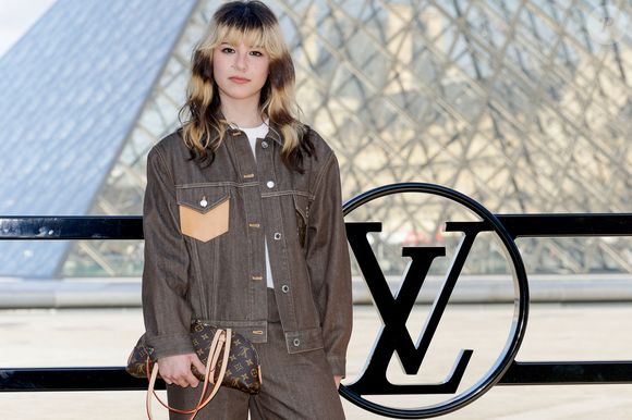 Alysa Liu au photocall du défilé Louis Vuitton Collection Femme Prêt-à-Porter Automne/Hiver 2026-2027 lors de la Fashion Week de Paris (PFW) au musée du Louvre, à Paris, France, le 10 mars 2026 © Olivier Borde/Bestimage