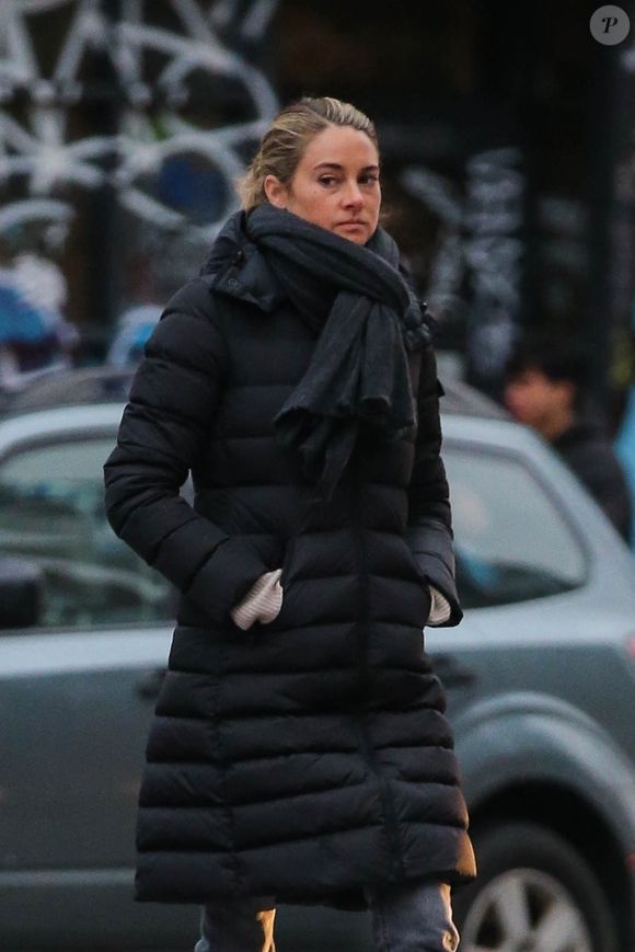 Exclusif - Shailene Woodley aperçue seule dans les rues de New York, le 7 avril 2022, un mois après avoir rompu ses fiançailles avec A.Rodgers. Depuis lors, l'actrice a été vue avec son ex-fiancé à plusieurs reprises, notamment au mariage d'un ami commun le 19 mars 2022. Backgrid USA / Bestimage