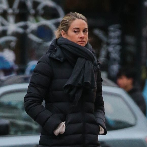 Exclusif - Shailene Woodley aperçue seule dans les rues de New York, le 7 avril 2022, un mois après avoir rompu ses fiançailles avec A.Rodgers. Depuis lors, l'actrice a été vue avec son ex-fiancé à plusieurs reprises, notamment au mariage d'un ami commun le 19 mars 2022. Backgrid USA / Bestimage