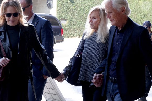 La mère de Matthew Perry, Suzanne Morrison, et son beau-père, Keith, arrivent au tribunal fédéral de Los Angeles (8 avril) avant la condamnation de la "reine de la kétamine", Jasveen Sangha, qui a fourni la kétamine à l'origine de la noyade de Matthew, la star de Friends, en 2024.
Backgrid USA / Bestimage
