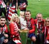 Mais il est temps pour Théo Griezmann de voler de ses propres ailes.

Antoine Griezmann en famille, avec son frère Théo, sa femme Erika Choperena, sa fille Mia, son père Alain et sa mère Isabelle après la finale de la Ligue Europa, le 16 mai 2018. 

© Cyril Moreau/Bestimage
