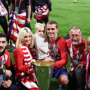 Mais il est temps pour Théo Griezmann de voler de ses propres ailes.
Antoine Griezmann en famille, avec son frère Théo, sa femme Erika Choperena, sa fille Mia, son père Alain et sa mère Isabelle après la finale de la Ligue Europa, le 16 mai 2018.
© Cyril Moreau/Bestimage
