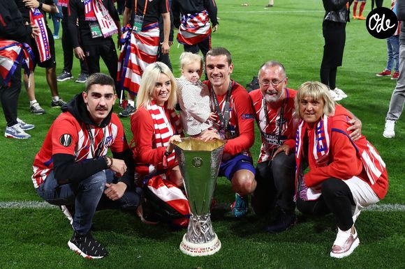 Mais il est temps pour Théo Griezmann de voler de ses propres ailes.

Antoine Griezmann en famille, avec son frère Théo, sa femme Erika Choperena, sa fille Mia, son père Alain et sa mère Isabelle après la finale de la Ligue Europa, le 16 mai 2018. 

© Cyril Moreau/Bestimage