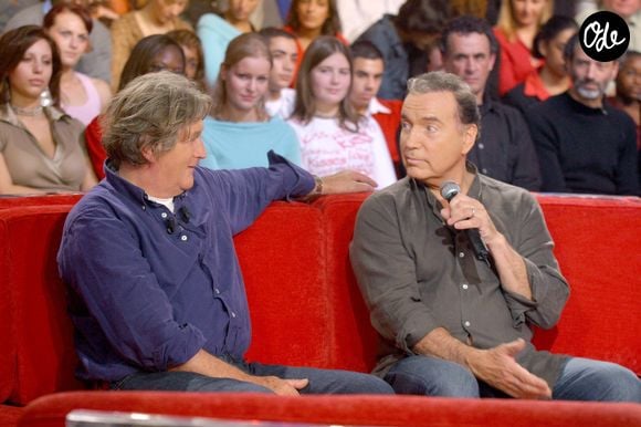 Le skipper français Olivier de Kersauson (à gauche) et le chanteur Bernard Lavilliers lors de l'enregistrement de l'émission de Michel Drucker « Vivement Dimanche », consacrée à Kersauson, au Studio Gabriel à Paris, en France, le 17 novembre 2004. Photo de Jean-Jacques Datchary/ABACA.
