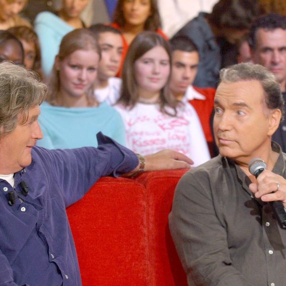 Le skipper français Olivier de Kersauson (à gauche) et le chanteur Bernard Lavilliers lors de l'enregistrement de l'émission de Michel Drucker « Vivement Dimanche », consacrée à Kersauson, au Studio Gabriel à Paris, en France, le 17 novembre 2004. Photo de Jean-Jacques Datchary/ABACA.