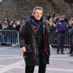 Les hommages se sont multipliés, notamment de la part de son entourage proche, et son mari Bernard d’Ormale a révélé qu’elle était décédée des suites d’un cancer.

Jean-Luc Reichmann - Arrivées aux obsèques de Brigitte Bardot en l'église Paroissiale Notre-Dame-de-l'Assomption de Saint-Tropez, France, le 7 janvier 2026.   © Jacovides-Moreau/Bestimage