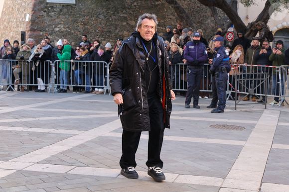 Les hommages se sont multipliés, notamment de la part de son entourage proche, et son mari Bernard d’Ormale a révélé qu’elle était décédée des suites d’un cancer.

Jean-Luc Reichmann - Arrivées aux obsèques de Brigitte Bardot en l'église Paroissiale Notre-Dame-de-l'Assomption de Saint-Tropez, France, le 7 janvier 2026.   © Jacovides-Moreau/Bestimage