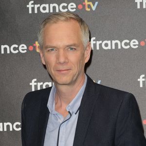 Et de compléter avec humour : "À un moment, d'ailleurs, la paie de TF1 m'a payé ses primes. Il y a des quiproquos tout le temps, des gens qui m'appellent et se mettent à me raconter des trucs sur son émission à lui. (…). Je me demande si on l'a déjà appelé pour lui proposer le 20 heures."

Julien Arnaud - Photocall à l'occasion des 40 ans de l'émission "Télématin" au siège de France Télévisions à Paris le 6 février 2025. © Coadic Guirec/Bestimage