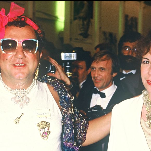 Info - Véronique Colucci décorée de la Légion d'honneur - ARCHIVES - COLUCHE AVEC SA FEMME VERONIQUE COLUCCI AU FESTIVAL INTERNATIONAL DU FILM DE CANNES