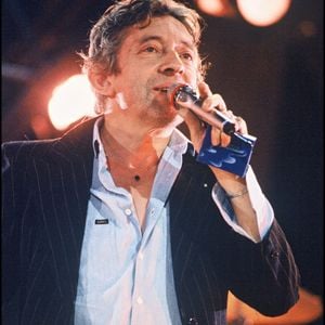 Serge Gainsbourg chante sur le plateau de Canal+, pour l’anniversaire de la chaîne de télévision, le 5 novembre 1985. © Bestimage