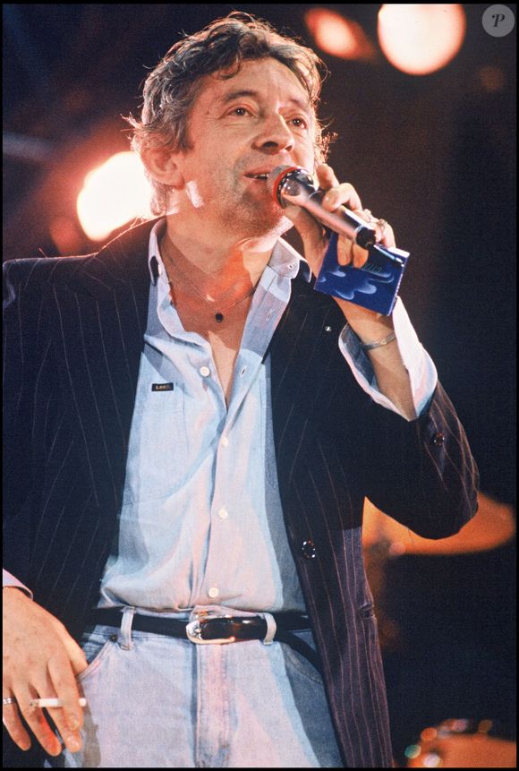 Serge Gainsbourg chante sur le plateau de Canal+, pour l’anniversaire de la chaîne de télévision, le 5 novembre 1985. © Bestimage